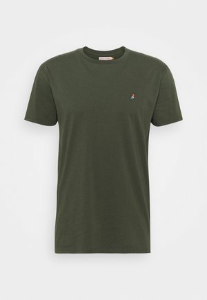 Olivgrünes T-Shirt mit kurzen Ärmeln und Rundhalsausschnitt, mit einem kleinen bunten Papagei auf der linken Brust bestickt.