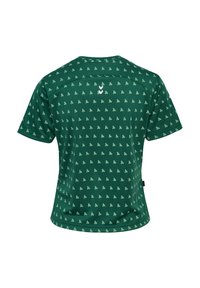 Zielona koszula z krótkim rękawem, z teksturowanym wzorem małych, jasnozielonych kształtów. Prosty dekolt w kształcie łódki oraz logo na plecach.