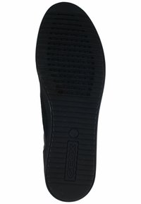 Suela de zapato de goma negra con un patrón de agarre texturizado y el logo "GEOX" grabado cerca del talón.
