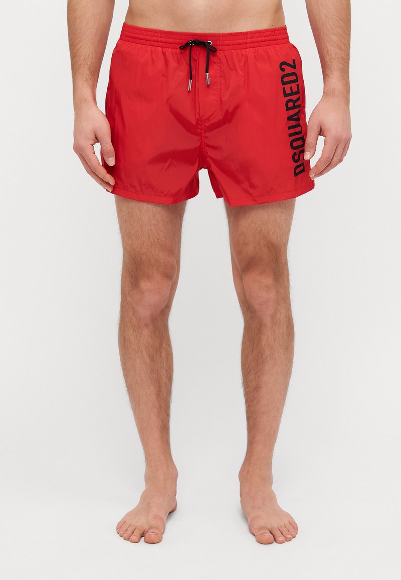 Shorts de baie roșii fabricati dintr-un material ușor, având un logo negru pe lateral, talie elastică cu șnur și un finisaj neted.