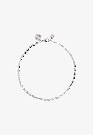 Srebrna bransoletka z połączonymi owalnymi elementami, ozdobiona zawieszką i zapięciem. Gładka faktura z refleksyjną powierzchnią.