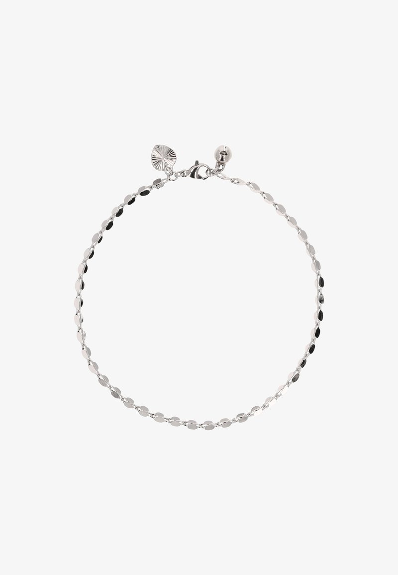 Stříbrný náramek s propojenými oválnými články, ozdobený přívěskem a zapínáním. Hladký povrch s lesklým efektem.