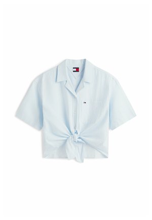 Lichtblauw overhemd met korte mouwen, knoopsluiting, subtiele strepen en een knoop aan de voorkant, met een klein logo op de borstzak.