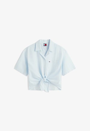 Lichtblauw overhemd met korte mouwen, knoopsluiting, subtiele strepen en een knoop aan de voorkant, met een klein logo op de borstzak.