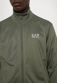 EA7 Emporio Armani TRAIN CORE SUIT - Treningas - green/blue