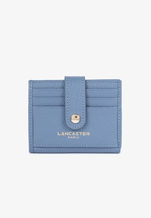 Portafoglio in pelle blu con più scomparti, chiusura a scatto e logo dorato sull'anteriore. Superficie testurizzata e finitura liscia.