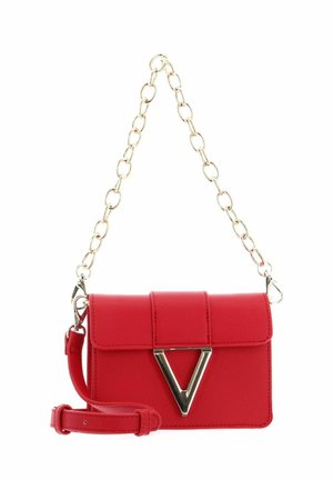 Sac à main en cuir synthétique rouge avec un motif matelassé, une bandoulière en chaîne dorée et un accent métallique en forme de V à l'avant. Bandoulière réglable.