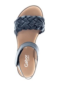 Sandal in pelle intrecciata nera con soletta color tan. Presenta un design a strisce con una suola confortevole. Marchio Gabor visibile sulla soletta.