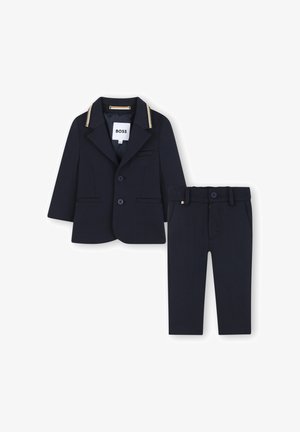 Granatowy zestaw garniturowy z dwuknopfową marynarką z złotymi akcentami oraz dopasowanymi spodniami bez mankietów. Gładki materiał, dopasowany krój, minimalistyczny design.