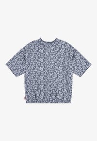 Camisa de manga corta con estampado floral en azul marino con flores blancas. Corte relajado y diseño de cuello alto, contiene una pequeña etiqueta de la marca en el dobladillo.
