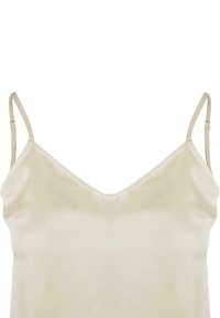 Caraco en satin beige avec fines bretelles spaghetti réglables et un léger décolleté en V.