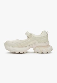 Lichte atletische schoen met een bovenwerk van gaas in crème, voorzien van een klittenbandsluiting, een gevoerde zool en een rubberen loopzool met profiel.