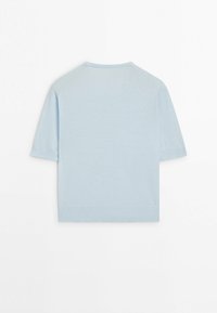 Světlomodrý krátký svetr s žebrovaným výstřihem, manžetami a lemem, zobrazený ze zad na bílém pozadí.