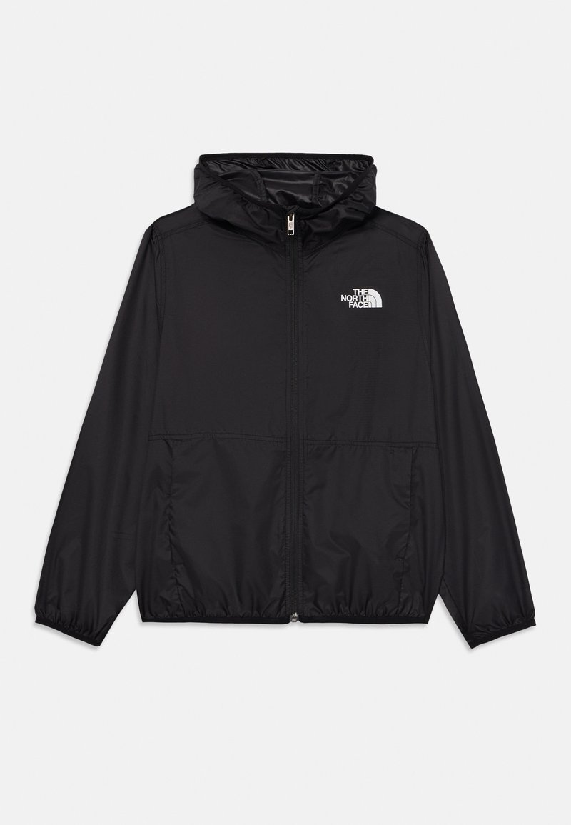 Chaqueta ligera negra con capucha, confeccionada en un tejido suave y resistente al agua. Cuenta con un zip en la parte frontal y un pequeño logo blanco en el pecho izquierdo.
