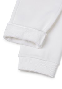 Weiße Jogginghose mit strukturierten Fleecebündchen. Verfügt über gerippte Beinabschlüsse und einen glatten Stoff. Einfaches Design, geeignet für Freizeitkleidung.