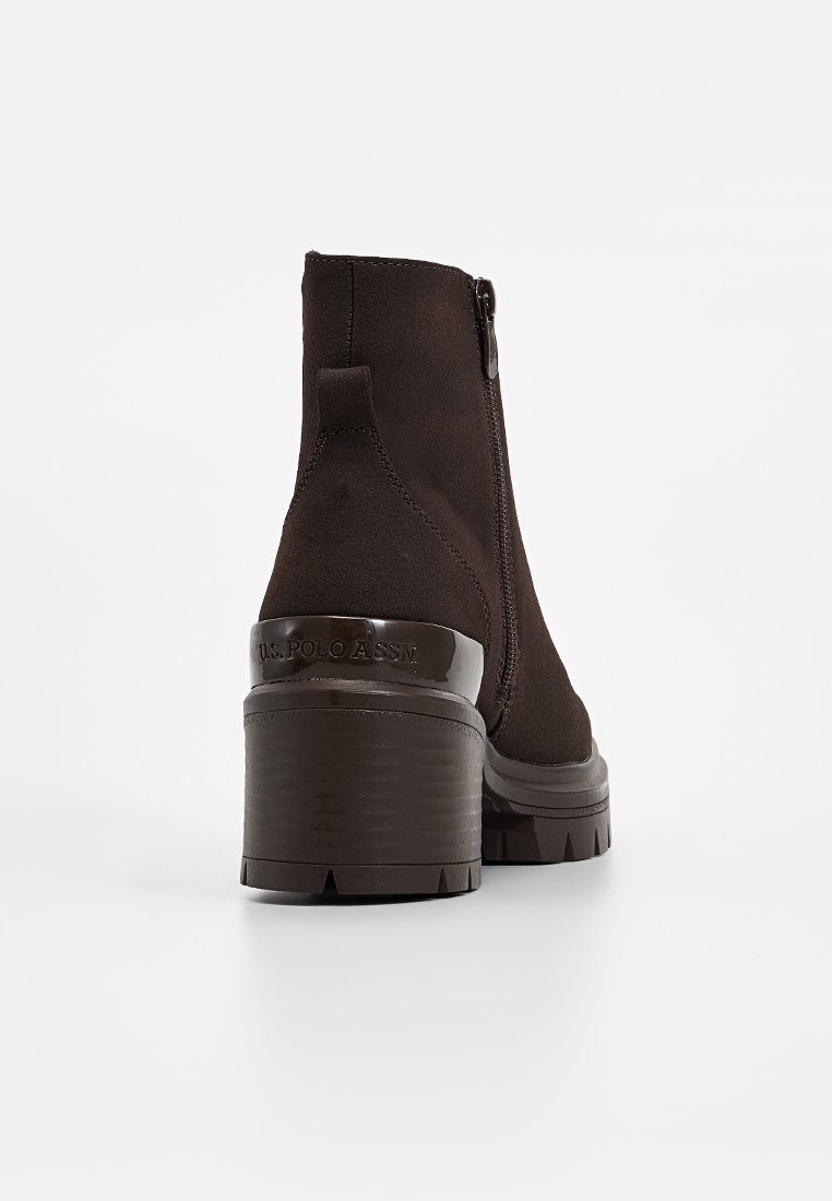 Braune Wildleder-Ankle-Boots mit einem Reißverschluss, strukturiertem Absatz und einer Markenakzent auf der Rückseite. Die klobige Sohle sorgt für zusätzliche Höhe und Stabilität.