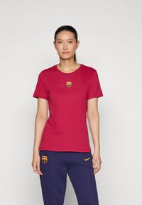 Rød bomull T-skjorte med rund hals, med et Barcelona-emblem på brystet og en liten Nike-logo på ermet.