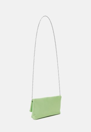 Bolso de mano rectangular de color verde claro con una fina cadena plateada, mostrado sobre un fondo claro y liso.