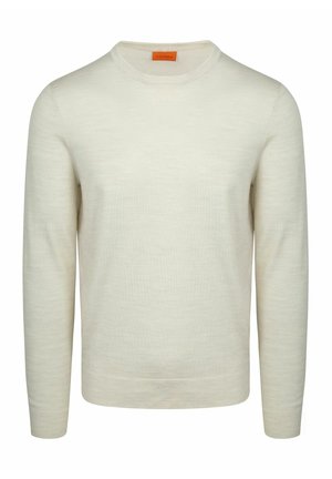 Roomkleurige trui met lange mouwen en een ronde hals, voorzien van een geribbelde zoom en manchetten, met een oranje label aan de binnenkant van de halslijn.