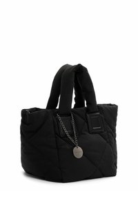 Borsa a spalla in nylon nero trapuntato con manici imbottiti, forma rettangolare, dettagli in pelle e una catena decorativa con un'etichetta rotonda.