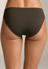 Tmavozelené bikiny s nohavičkami vyrobené z hladkého a elastického materiálu, s bezšvovým pásom a plným zakrytím zadnej časti.
