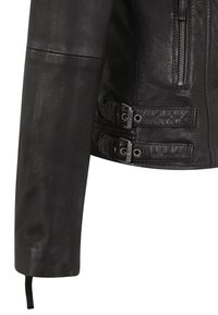 Schwarze Leder-Motorradjacke mit einem Reißverschluss vorne, strukturierten Einsätzen und zwei dekorativen Riemen mit Metallbeschlägen an der Taille.