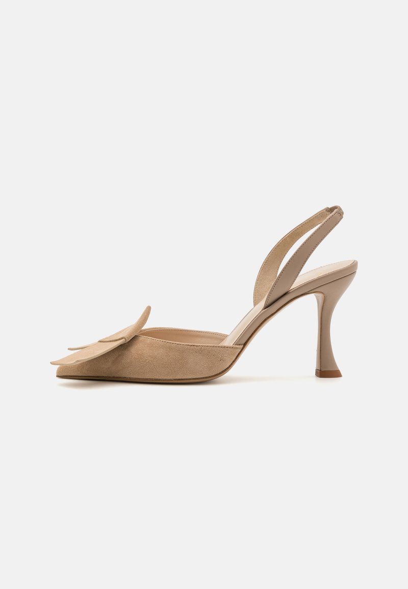 Beige ruskind slingback-hæl med spidse tæer, blomsterdetalje på vampen og slank, buet stiletto-hæl. Glat indvendig foring.