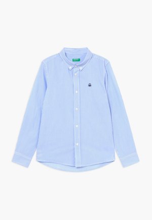 Camisa de manga larga con rayas verticales azules y blancas, con botones y cuello abotonado, y pequeño logo bordado en el pecho izquierdo.