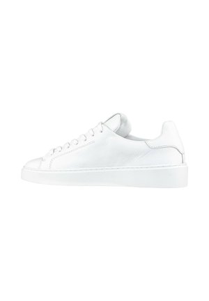 Zapatillas deportivas de cuero blanco con punta redondeada, textura suave, costuras mínimas y una suela gruesa de goma blanca. Cuentan con seis ojales para los cordones.