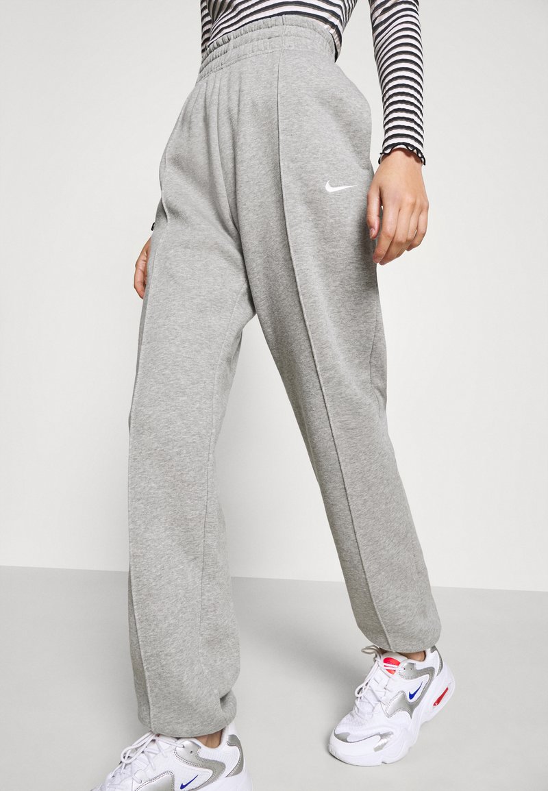 Nike Sportswear W NSW ESSNTL PANT FLC TREND - Jogginghose - dark grey  heather/matte silver/white/grau