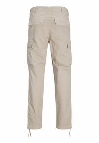 Beige Cargo-Hosen mit einem lockeren Schnitt, die mehrere Seitentaschen, Gesäßtaschen und verstellbare Zugbänder an den Bundenden aufweisen.