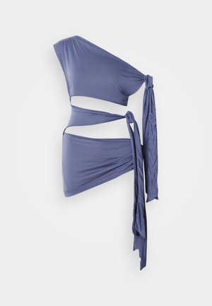 Asymmetrisk bikinibhöja med en axel i mjukt, stretchigt lila tyg, med utskärningar och långa tygdetaljer som knyts i sidan.