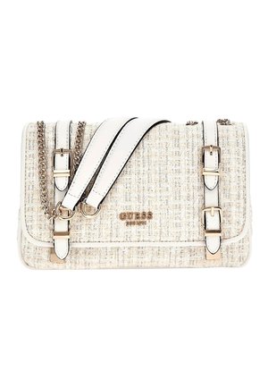 Sac d'épaule rectangulaire en tweed crème avec des sangles en cuir blanc, des boucles en or, un détail chaîne et le logo "GUESS EST 1981" sur le rabat avant.