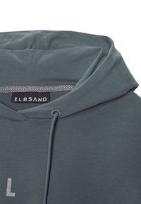 Felpa con cappuccio blu ardesia, dotata di coulisse e di un'etichetta grigia con "ELBSAND". Tessuto morbido con una finitura liscia.