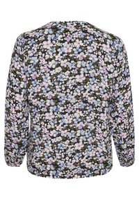 Langärmlige Bluse mit schwarzem Hintergrund, die ein dichtes Blumenmuster in Blau, Weiß, Lavendel und grünen Blättern aufweist, von hinten betrachtet.
