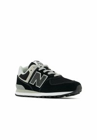 Chaussures de sport noires et grises avec une tige en daim, des panneaux en maille, des accents réfléchissants et une semelle intermédiaire blanche avec une semelle extérieure en caoutchouc texturé.