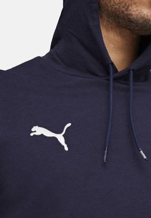  navyblauer Hoodie mit Kordelzugkapuze, versehen mit einem weißen Puma-Logo im leaping Design. Glattes Material mit lockerer Passform.