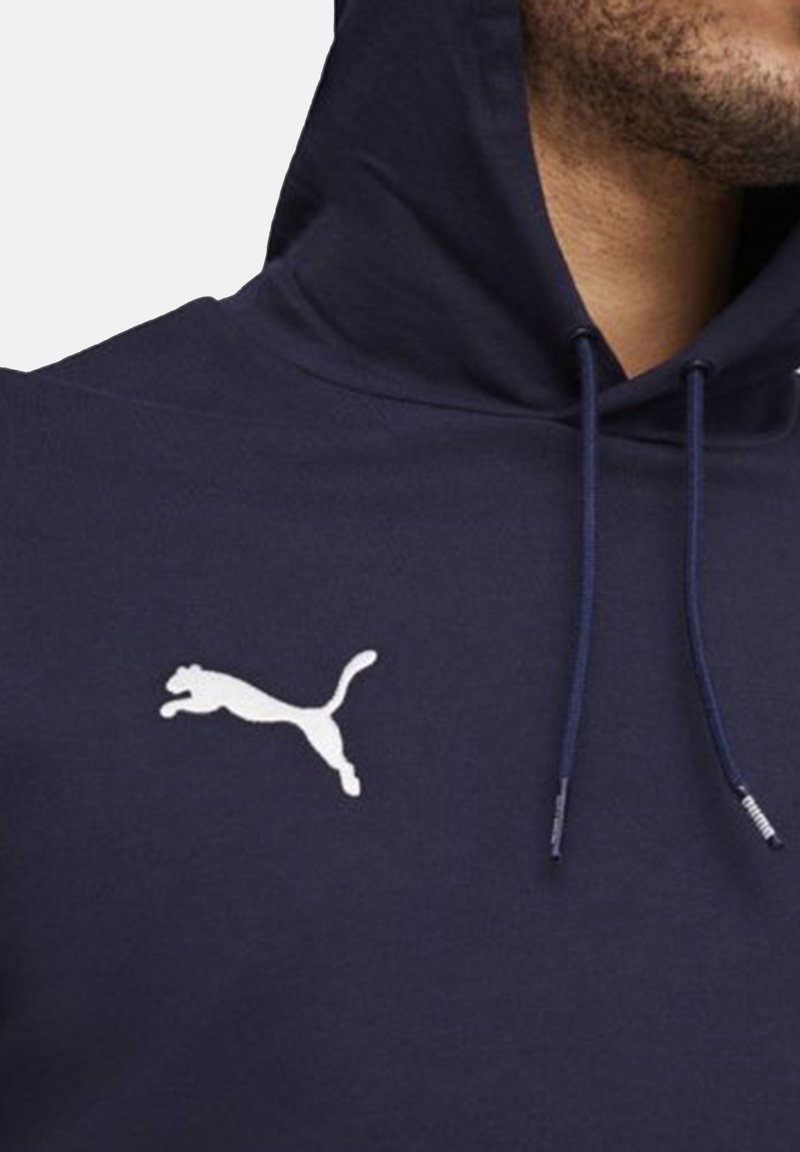 Felpa blu navy con cappuccio regolabile, caratterizzata da un logo Puma bianco in design saltante. Tessuto liscio con vestibilità comoda.