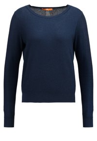 Pull en maille bleu marine à manches longues avec encolure ronde et motif texturé subtil, coupe ajustée.