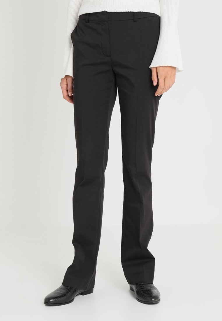Pantalon noir à jambes droites en tissu lisse avec une taille plate, comportant des poches latérales et une fermeture à bouton pour un ajustement sur mesure.