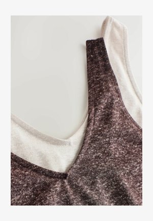 Deux tops sans manches sont présentés. L'un est de couleur beige clair, l'autre est bordeaux foncé avec un tissu texturé. Tous deux ont de larges décolletés en V.