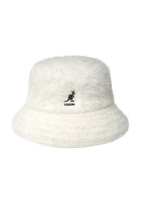 Cappello bianco a secchiello realizzato in materiale morbido. Presenta una banda orizzontale a coste e un piccolo logo nero Kangol sulla parte frontale.