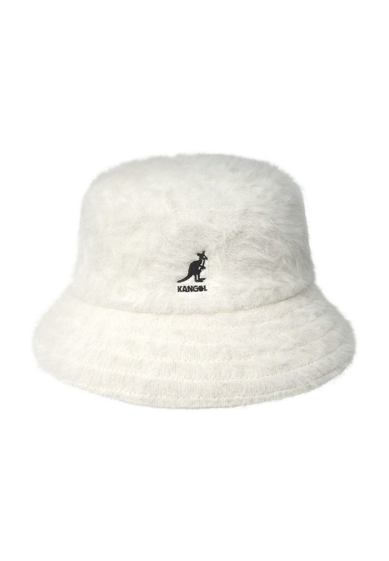Cappello bianco a secchiello realizzato in materiale morbido. Presenta una banda orizzontale a coste e un piccolo logo nero Kangol sulla parte frontale.