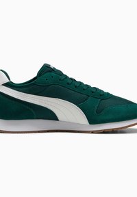 Sneaker verde din suede și plasă cu accente albe, design cu șireturi, limbă căptușită și talpă din cauciuc cu un model texturat de aderență.