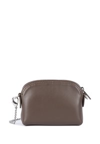 Borsetta in pelle marrone dalla forma arrotondata, chiusura con cerniera e catena argentata. Texture liscia con dettagli di cuciture sottili.