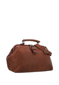 Bruine leren duffeltas met een ruim ontwerp, verstelbare schouderriem en zilverkleurige hardware-accenten. Gladde textuur, minimale stiksels.