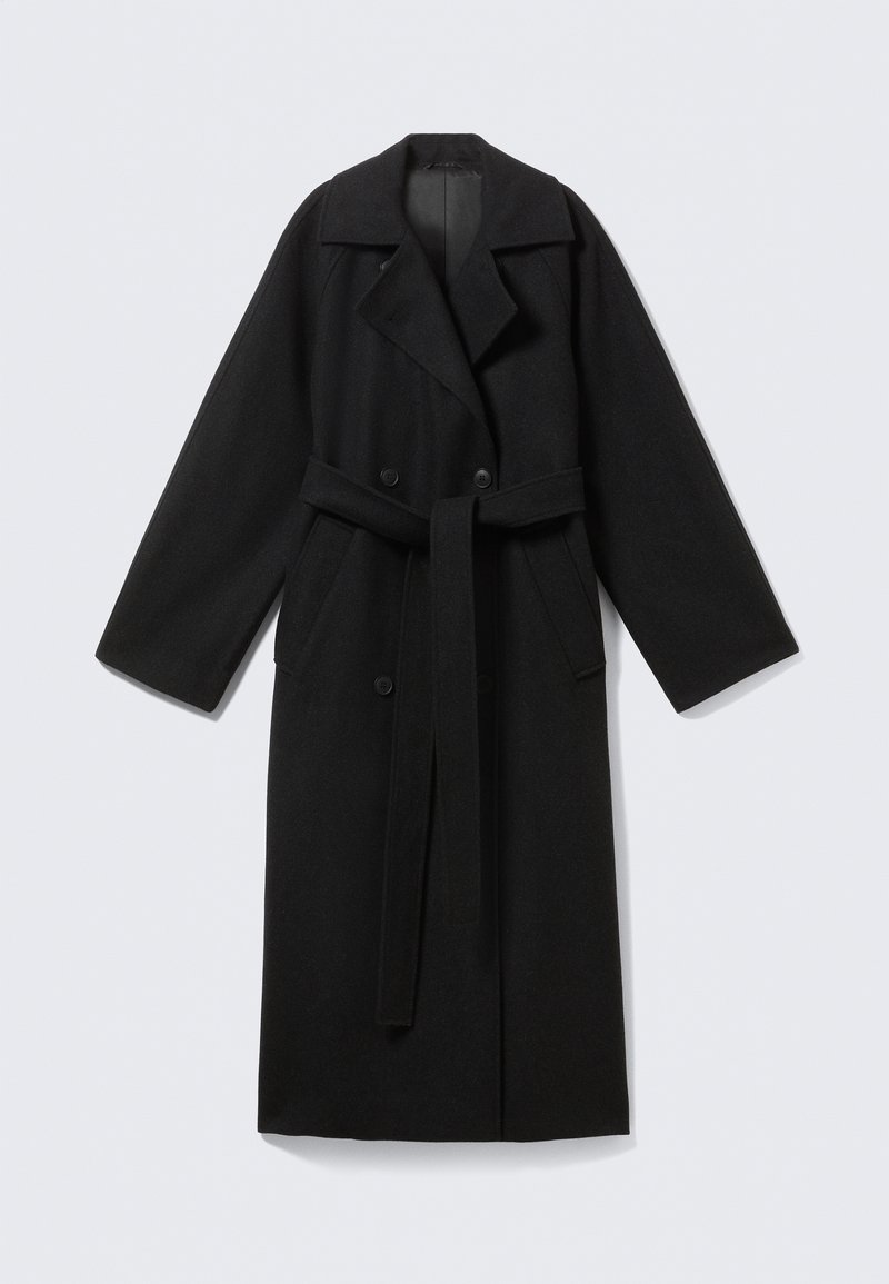 Manteau en mélange de laine noire avec un col à revers, manches longues, devant à double boutonnage, poches latérales et ceinture en tissu. Texture lisse.