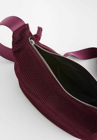 Next SLING - Rankinė per petį - berry red