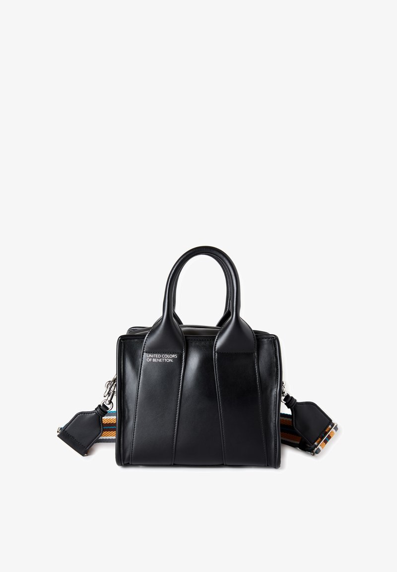 Borsa a mano in pelle nera con due manici, tracolla rimovibile a strisce multicolore e logo "United Colors of Benetton" sulla parte anteriore.