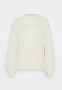 Sweter z dzianiny w kolorze kremowym, o wysokim kołnierzu, spadniętych ramionach i prążkowanych mankietach. Posiada teksturowany wzór oraz luźny, swobodny krój.